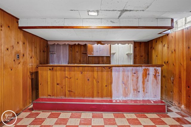 1988 Hollywood Avenue, Grosse Pointe Woods, MI 48236