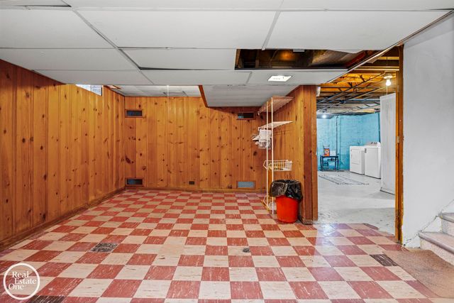 1988 Hollywood Avenue, Grosse Pointe Woods, MI 48236