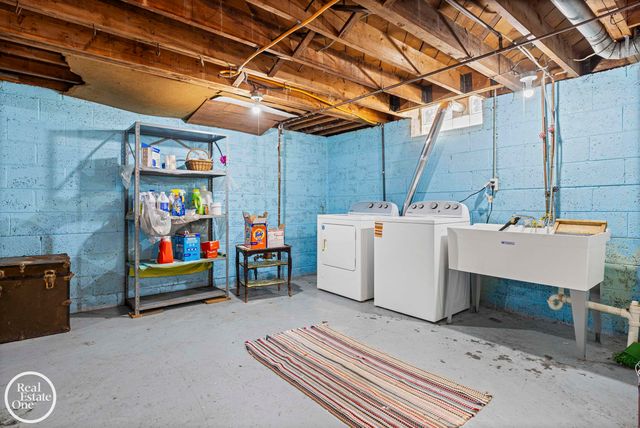 1988 Hollywood Avenue, Grosse Pointe Woods, MI 48236