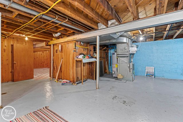 1988 Hollywood Avenue, Grosse Pointe Woods, MI 48236