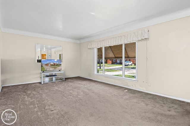 1988 Hollywood Avenue, Grosse Pointe Woods, MI 48236