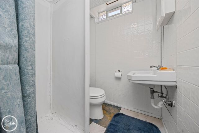 1988 Hollywood Avenue, Grosse Pointe Woods, MI 48236