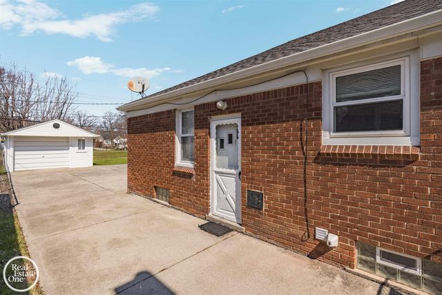 1988 Hollywood Avenue, Grosse Pointe Woods, MI 48236