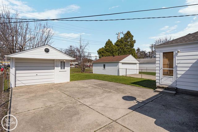 1988 Hollywood Avenue, Grosse Pointe Woods, MI 48236