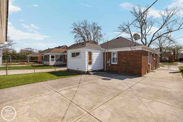 1988 Hollywood Avenue, Grosse Pointe Woods, MI 48236