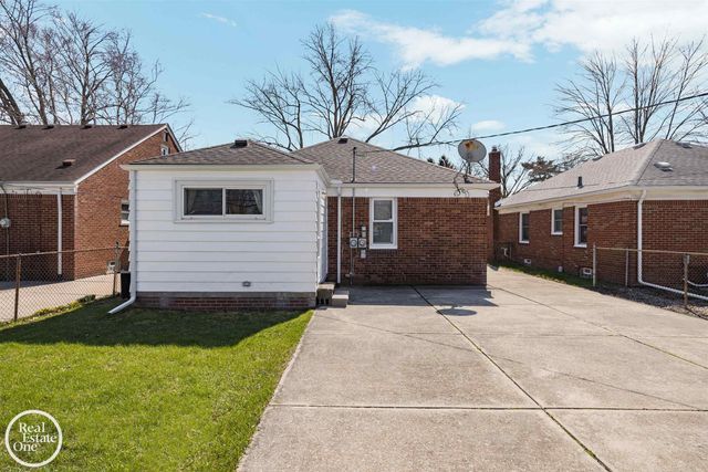 1988 Hollywood Avenue, Grosse Pointe Woods, MI 48236