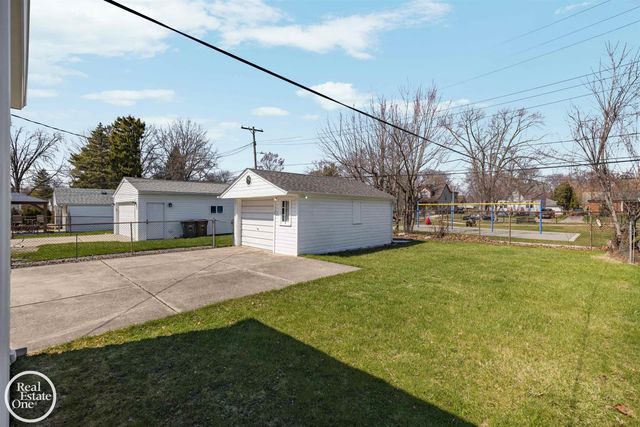 1988 Hollywood Avenue, Grosse Pointe Woods, MI 48236