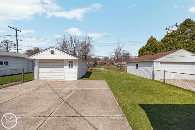 1988 Hollywood Avenue, Grosse Pointe Woods, MI 48236