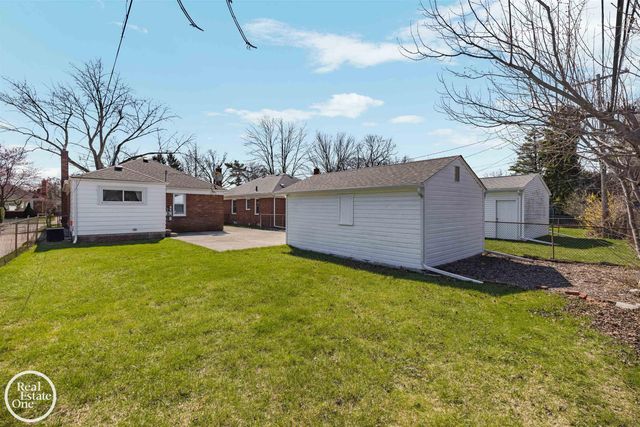 1988 Hollywood Avenue, Grosse Pointe Woods, MI 48236
