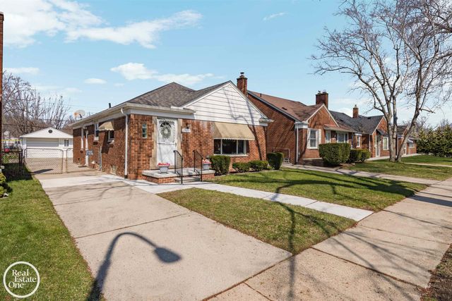 1988 Hollywood Avenue, Grosse Pointe Woods, MI 48236