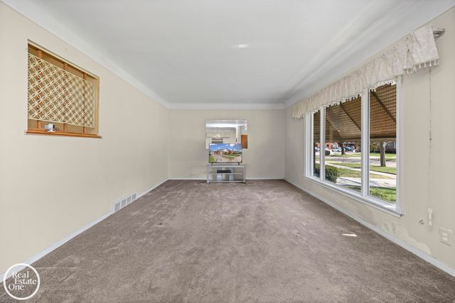 1988 Hollywood Avenue, Grosse Pointe Woods, MI 48236