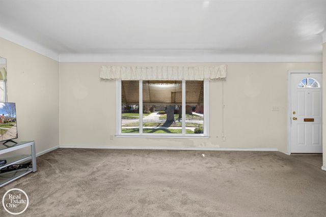 1988 Hollywood Avenue, Grosse Pointe Woods, MI 48236