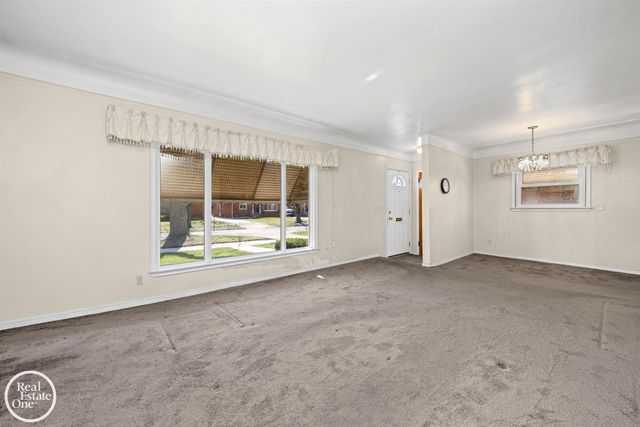 1988 Hollywood Avenue, Grosse Pointe Woods, MI 48236