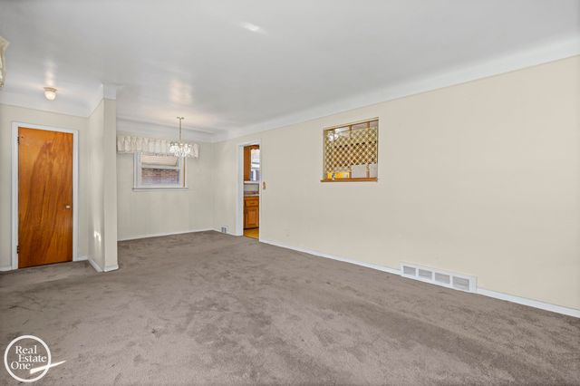 1988 Hollywood Avenue, Grosse Pointe Woods, MI 48236