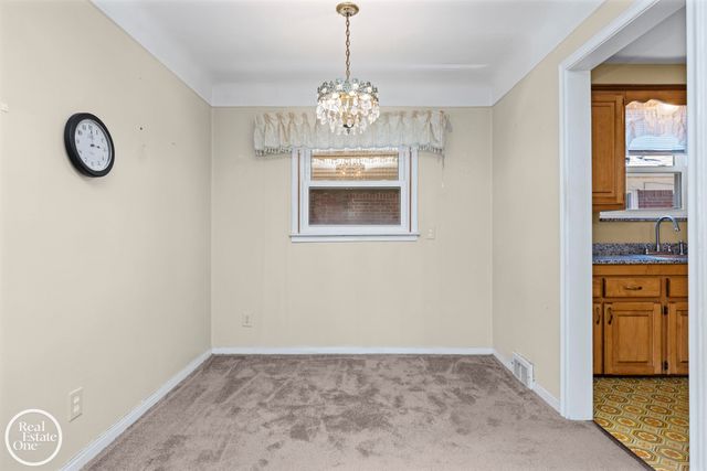 1988 Hollywood Avenue, Grosse Pointe Woods, MI 48236