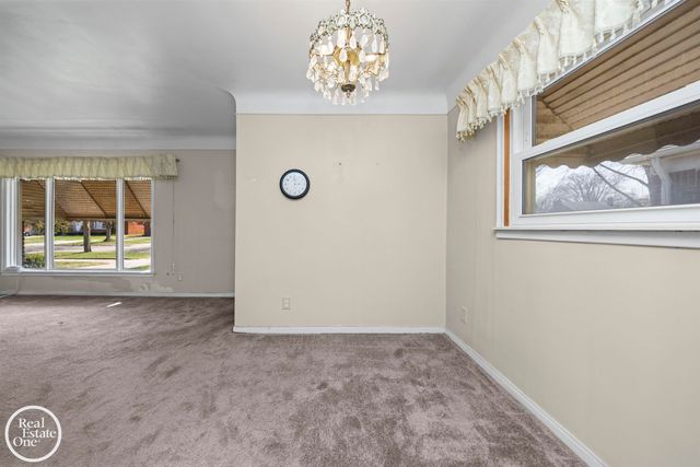 1988 Hollywood Avenue, Grosse Pointe Woods, MI 48236