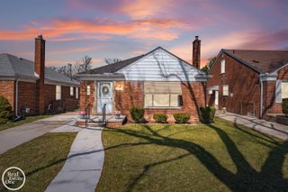 1988 Hollywood Avenue, Grosse Pointe Woods, MI 48236