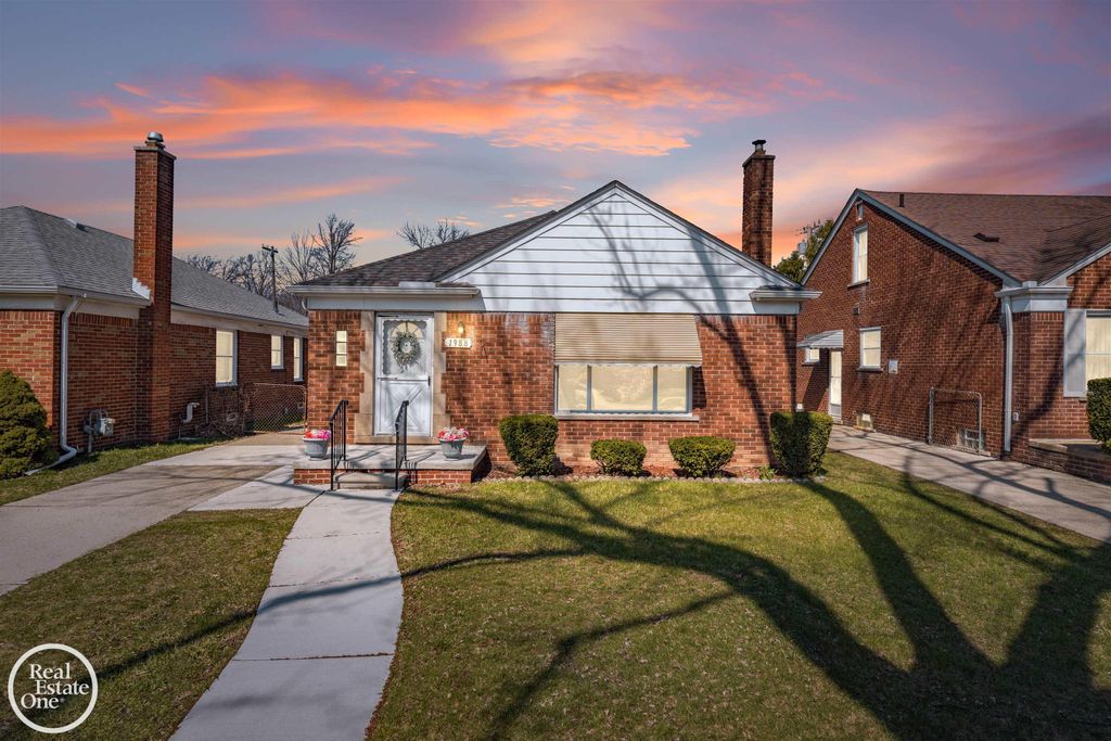 1988 Hollywood Avenue, Grosse Pointe Woods, MI 48236