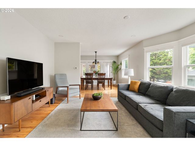 6221 Se MORRISON St, Portland, OR 97215