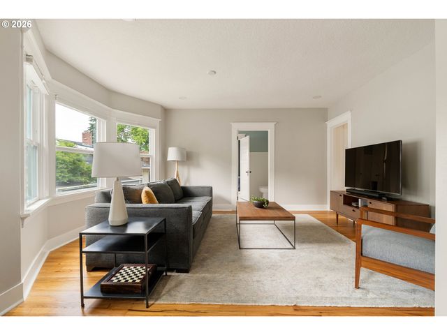 6221 Se MORRISON St, Portland, OR 97215