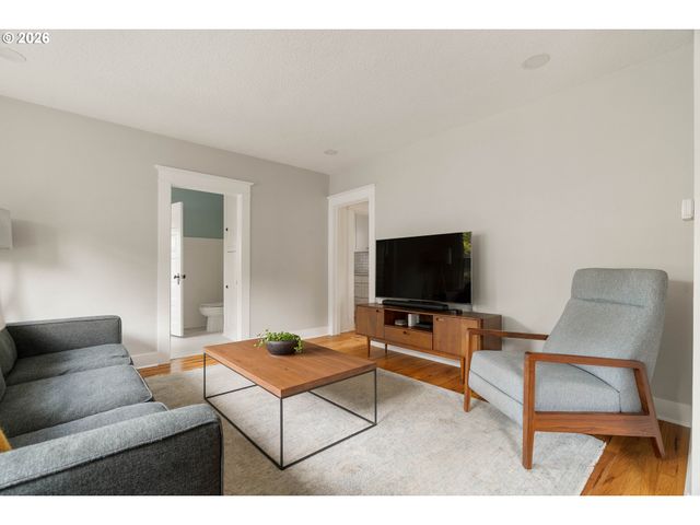 6221 Se MORRISON St, Portland, OR 97215