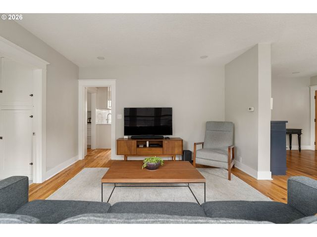 6221 Se MORRISON St, Portland, OR 97215