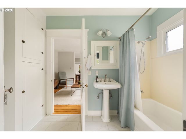 6221 Se MORRISON St, Portland, OR 97215