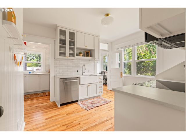 6221 Se MORRISON St, Portland, OR 97215