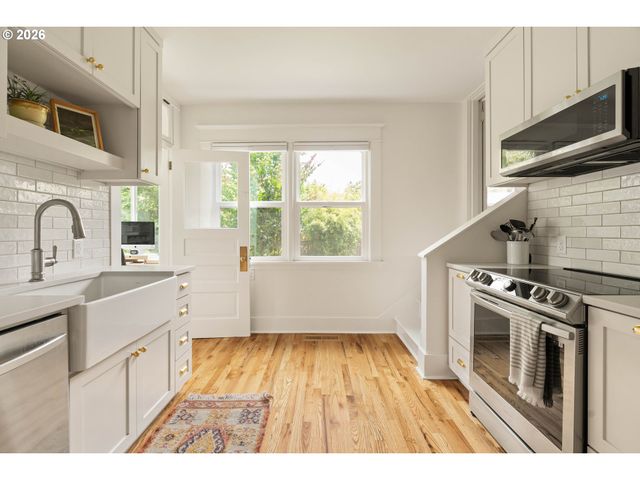 6221 Se MORRISON St, Portland, OR 97215