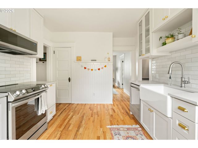 6221 Se MORRISON St, Portland, OR 97215