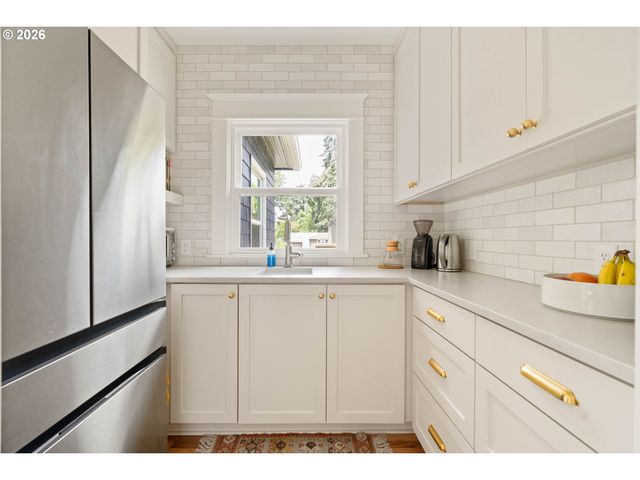 6221 Se MORRISON St, Portland, OR 97215