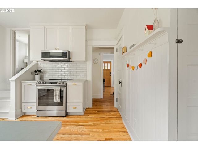 6221 Se MORRISON St, Portland, OR 97215