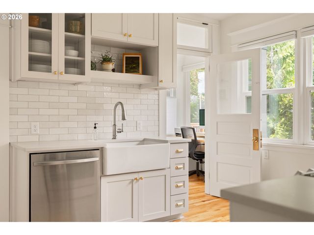 6221 Se MORRISON St, Portland, OR 97215