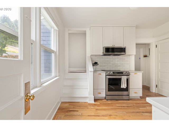 6221 Se MORRISON St, Portland, OR 97215