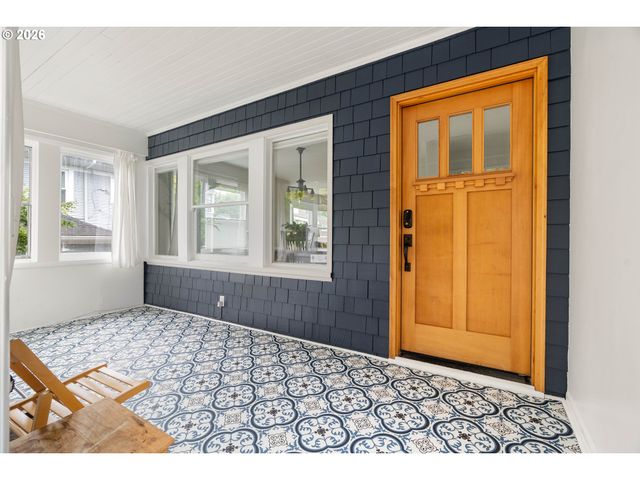 6221 Se MORRISON St, Portland, OR 97215