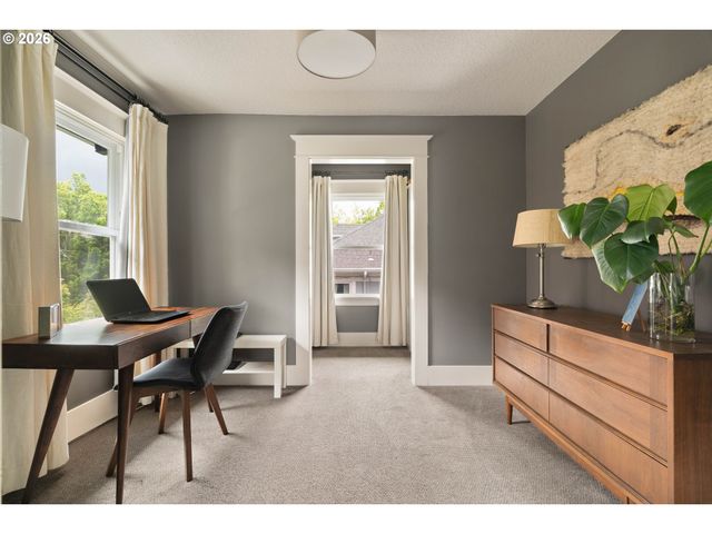 6221 Se MORRISON St, Portland, OR 97215