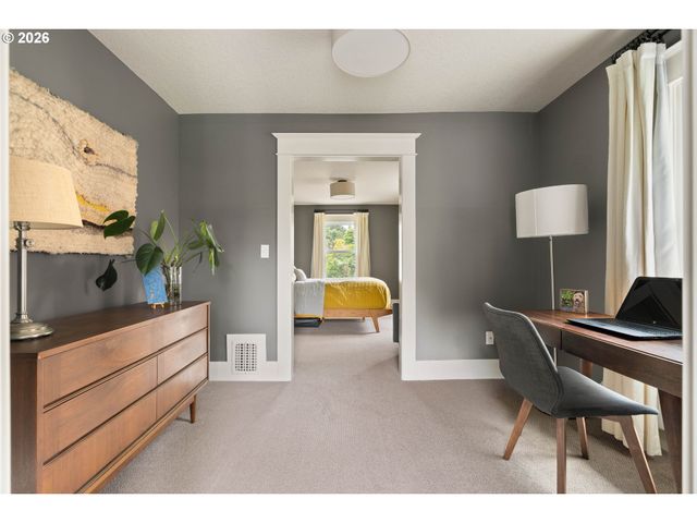 6221 Se MORRISON St, Portland, OR 97215