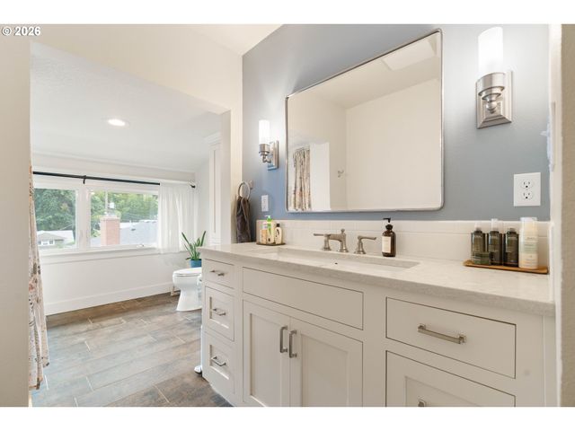 6221 Se MORRISON St, Portland, OR 97215