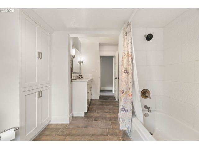 6221 Se MORRISON St, Portland, OR 97215