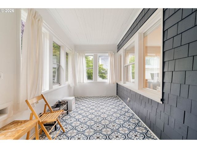 6221 Se MORRISON St, Portland, OR 97215