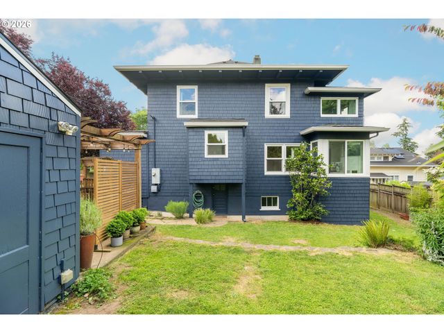 6221 Se MORRISON St, Portland, OR 97215