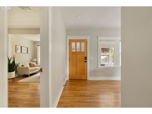 6221 Se MORRISON St, Portland, OR 97215