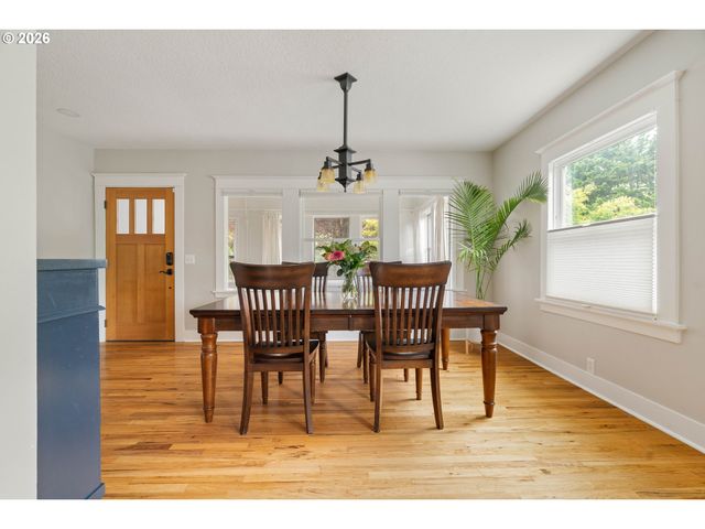 6221 Se MORRISON St, Portland, OR 97215