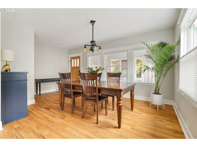 6221 Se MORRISON St, Portland, OR 97215