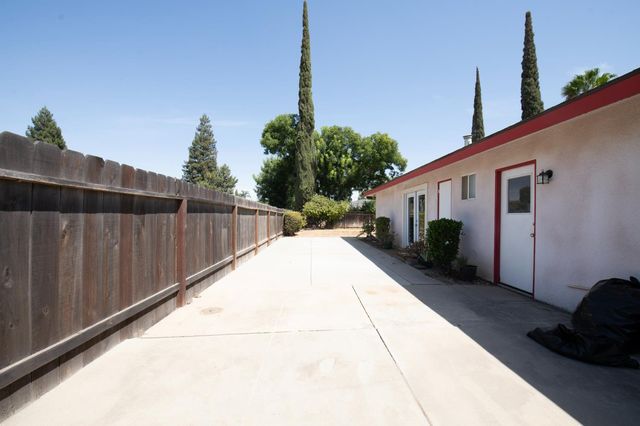 7466 N 4th, Fresno, CA 93704
