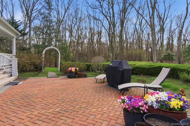 5 Oakwood Drive, Lloyd Harbor, NY 11743