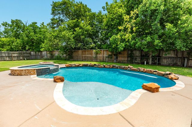 607 Walnut Street, Lake Jackson, TX 77566