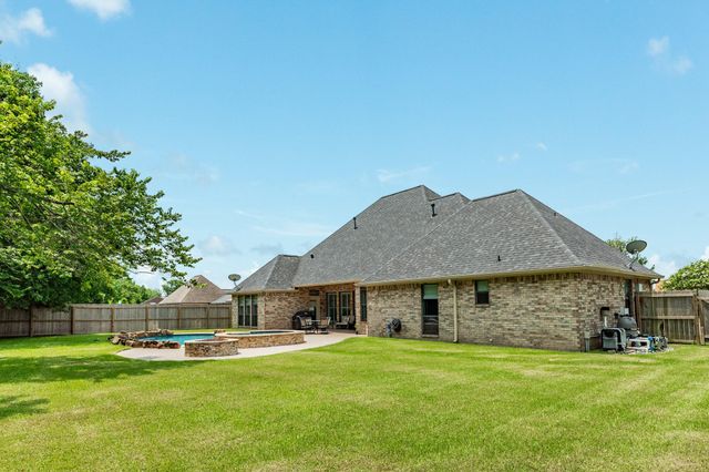 607 Walnut Street, Lake Jackson, TX 77566