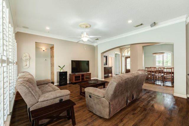 607 Walnut Street, Lake Jackson, TX 77566