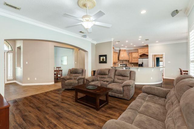 607 Walnut Street, Lake Jackson, TX 77566